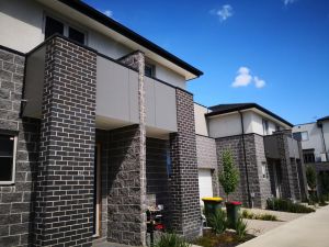 Delicate and Peaceful Bundoora Townhouse 12 - Accommodation Airlie Beach