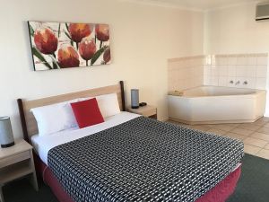 Beachcomber Motel  Apartments - Accommodation Airlie Beach